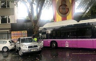 Yeniköy’de belediye otobüsü önce cipe sonra...