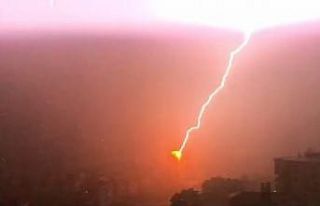 Yıldırım binaya böyle isabet etti