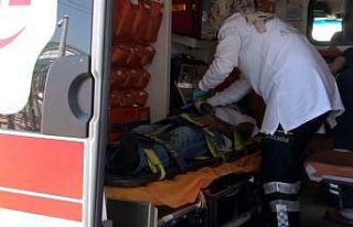 Zabıtadan kaçan seyyar satıcıya taksi çarptı