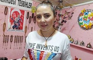 Zeytin atıklarını takıya dönüştürdü