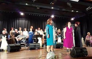 Zihinsel engelliler ve anneleri aynı sahnede