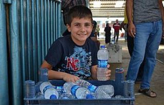 11 yaşındaki çocuk hayvan pazarında su satarak...