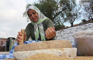 150 yıllık taş değirmenden bulgur yapıyor