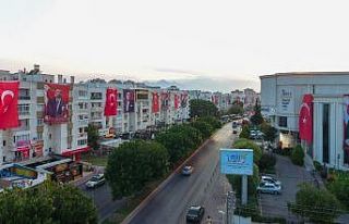 2 kilometrelik cadde 30 Ağustos için dev bayraklarla...