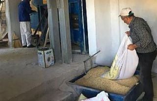 45 yıldır tahıl öğüterek geçimini sağlıyor