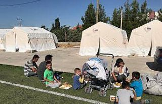 Afet bölgesinde bir çok vatandaş geceyi çadırlarda...