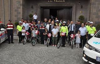 Afyonkarahisar’da jandarmadan 5 çocuğa bisiklet