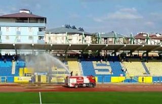 Ağrı’da sıcaktan bunalan taraftarı itfaiye serinletti