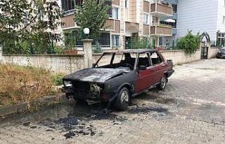 Alev alan LPG’li otomobil mahalle sakinlerini korkuttu