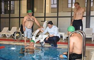 Aliağa’da engelliler için havuz lifti