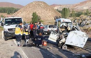 Anne ve oğlu kazada öldü, 3 kişi yaralandı