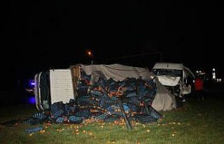 Antalya’da tur minibüsü kamyona arkadan çarptı:...