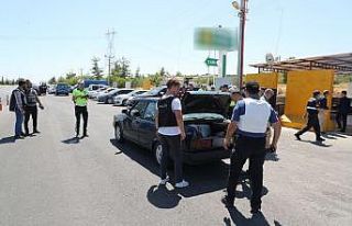 Antalya’da yapılan huzur ve trafik uygulamada sürücülere...