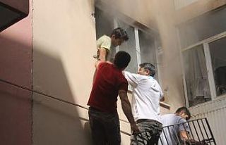 Apartmana tırmanıp korkuluğu kıran esnaf, yangında...