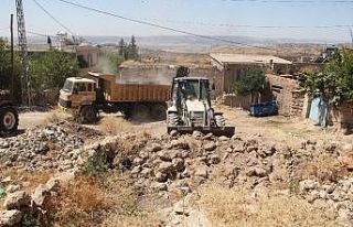 Araban Belediyesi metruk evleri temizliyor