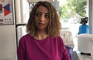 Arabayla dükkana daldı