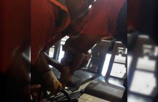 Ayağını demir banka sıkıştıran çocuğu itfaiye...