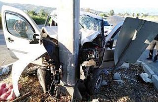 Aydın’da kamyonet direğe çarptı; 2 yaralı