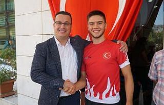 Başkan Kanar’dan millî sporcuya coşkulu karşılaşma