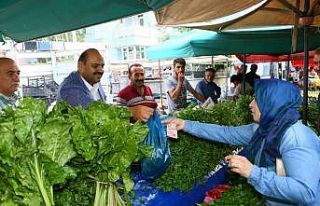 Başkan Orhan tezgaha geçti vatandaşlara satış...