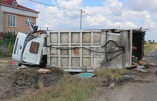 Belediyeye ait çöp kamyonu devrildi: 3 yaralı