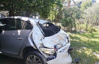 Beylikdüzü’nde araç evin bahçesine uçtu