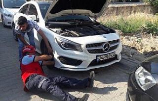 Burhaniye’de aracın motoruna giren kediyi itfaiye...