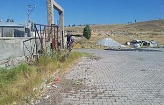 Çaldıran’da bayram öncesi mezarlık temizliği