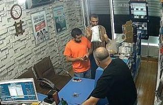 Cami için toplanan paraları çaldılar