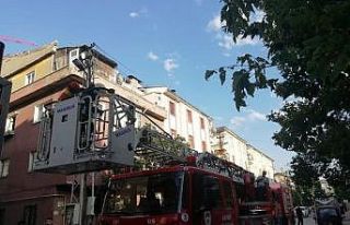 Çatı katında çıkan yangını itfaiye ekipleri...