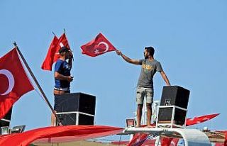 Çeşme’de gezi teknelerinden zafer turu