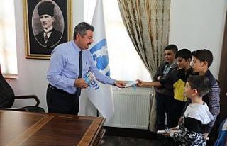 Çocuklar buldukları cüzdanı belediyeye teslim...