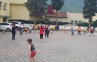 Çocuklar tesislere gidemeyince, antrenörler mahalledeki...