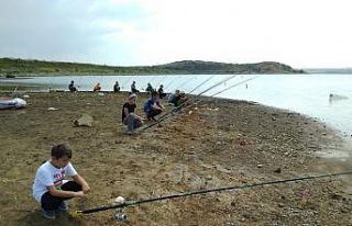 Çocukların balık tutma yarışı