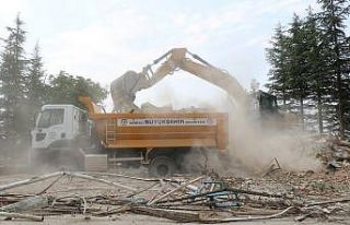 Denizli’de deprem bölgesinde enkaz kaldırma çalışmaları...