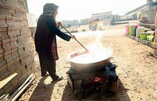 Develi’de geleneksel usullerle kışlık salça...