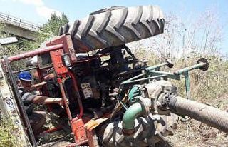 Devrilen traktörden yara almadan çıktı