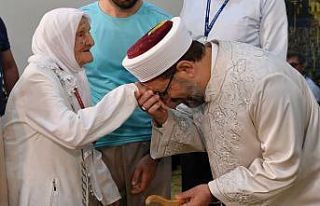 Diyanet İşleri Başkanı Erbaş, en yaşlı hacı...