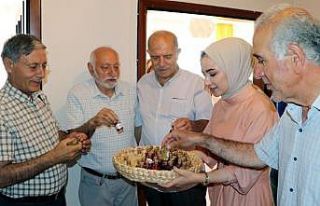 Diyetisyen ofisinin açılışında davetlilere sirke...