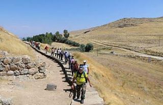 Doğaseverler Van Gölü için dağ dağ tırmanıyor