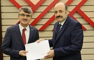 DPÜ Rektörü Kazım Uysal mazbatasını aldı