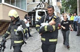 Dumandan etkilenen 3.5 aylık bebeği itfaiye eri...