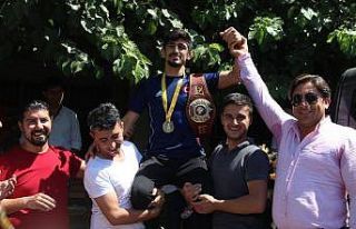 Dünya şampiyonu omuzlarda karşılandı