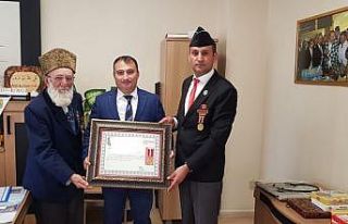 Duyarlı doktora şehit ailelerinden ziyaret