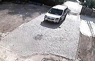 El Freni çekilmeyen araç böyle duvara çarptı