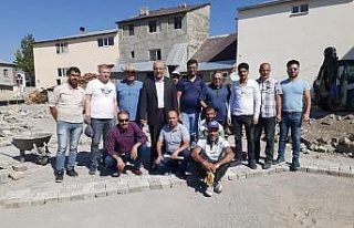 Eleşkirt’te memur ve işçiler parke taşı döşeme...