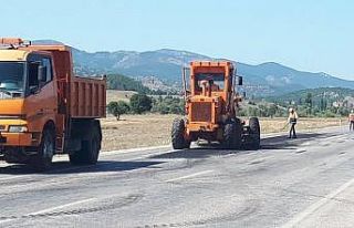 Emet’te yollara asfalt yama çalışması