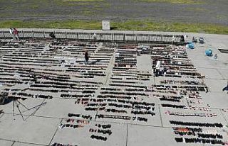 Eminönü’nde sular altında kalan ayakkabılar...