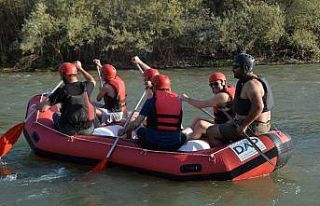 Erzurum Valisi Memiş, Çoruh’ta rafting yaptı
