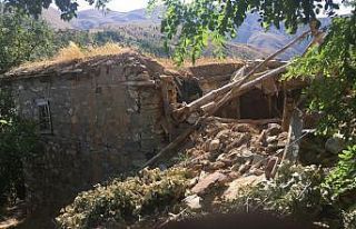 Evleri yıkılan aile yetkililerden yardım bekliyor